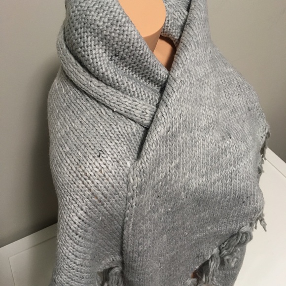 🆕GUESS - GREY FRINGE TRIANGLE SCARF / SHAWL - NWT - Picture 5 of 8